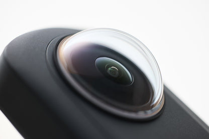 Gros plan du protège-objectif TP-2 sur l'objectif de la RICOH360 THETA A1